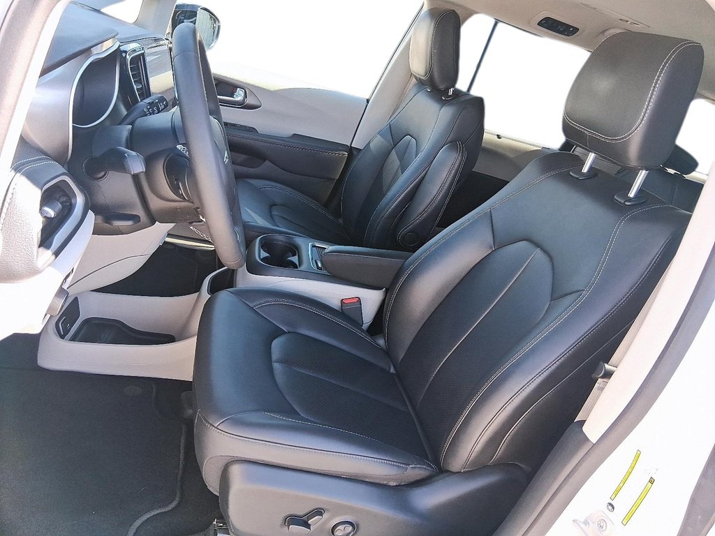 2024 Chrysler Pacifica Touring-L FWD in Stratford, Ontario - 8 - w1024h768px