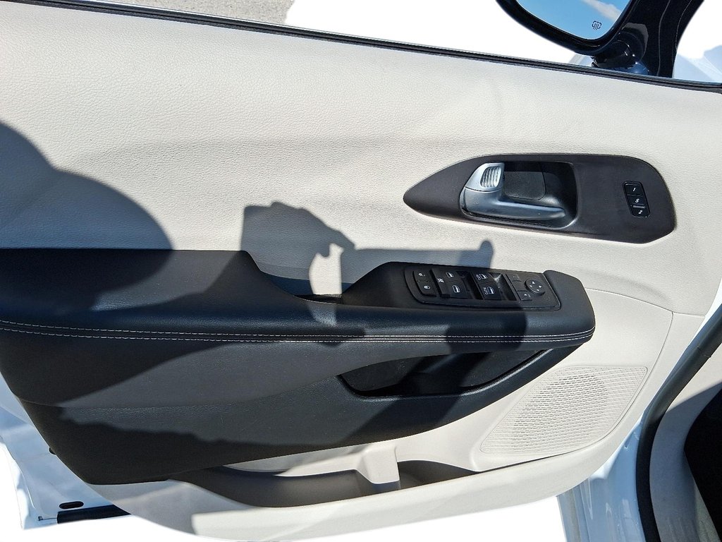 2024 Chrysler Pacifica Touring-L FWD in Stratford, Ontario - 11 - w1024h768px