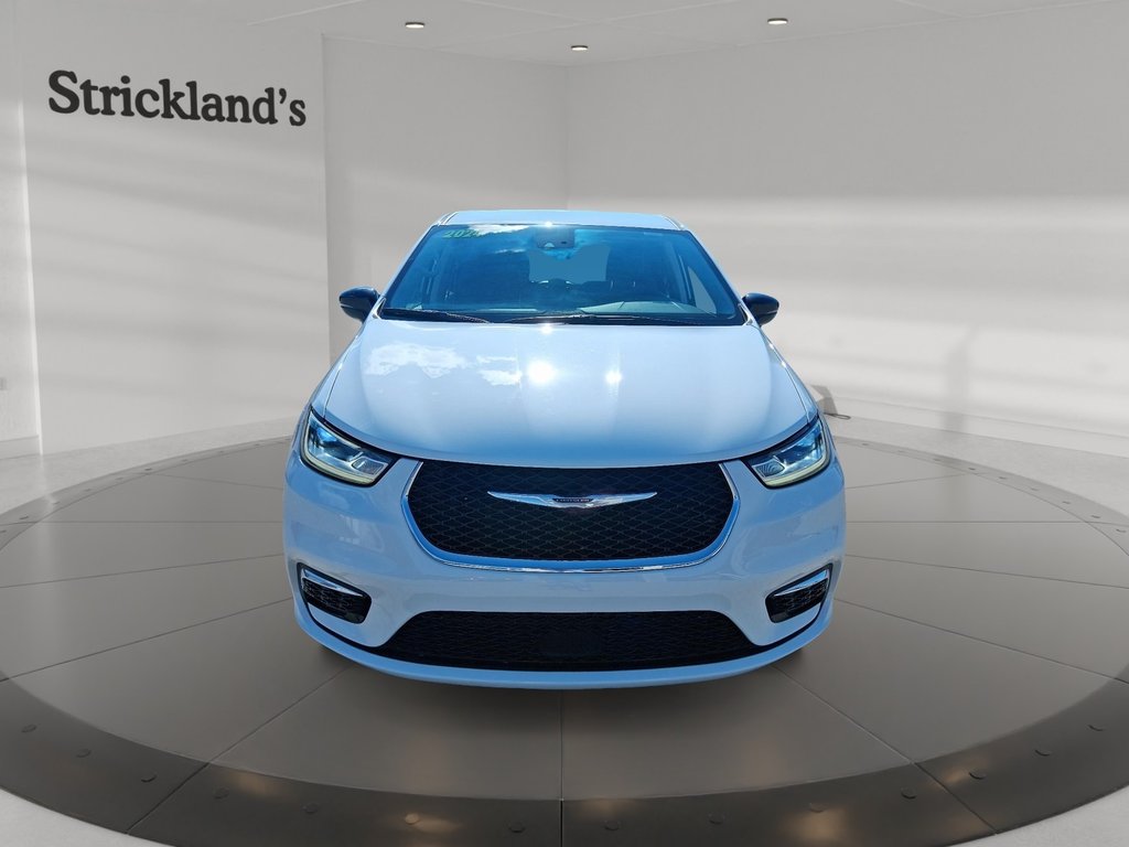 2024 Chrysler Pacifica Touring-L FWD in Stratford, Ontario - 2 - w1024h768px