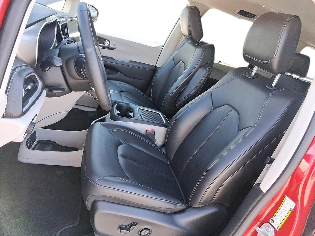 2024 Chrysler Pacifica Touring-L FWD in Stratford, Ontario - 8 - w1024h768px