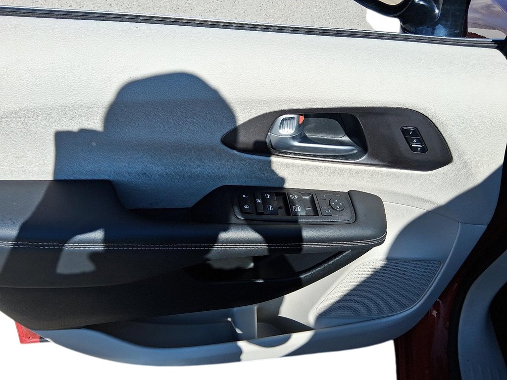 2024 Chrysler Pacifica Touring-L FWD in Stratford, Ontario - 11 - w1024h768px