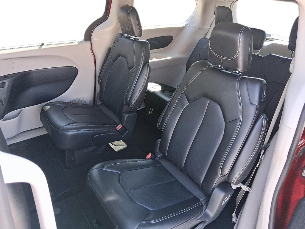 2024 Chrysler Pacifica Touring-L FWD in Stratford, Ontario - 9 - w1024h768px