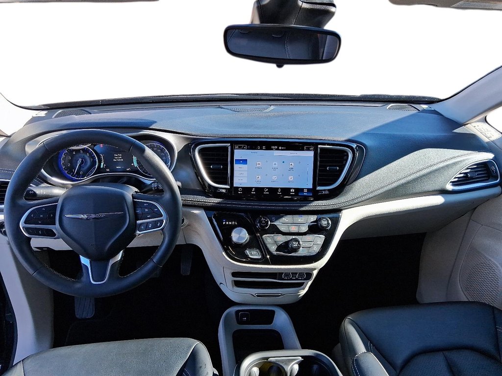 2024 Chrysler Pacifica Touring-L FWD in Stratford, Ontario - 10 - w1024h768px