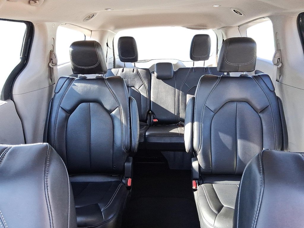 2024 Chrysler Pacifica Touring-L FWD in Stratford, Ontario - 9 - w1024h768px
