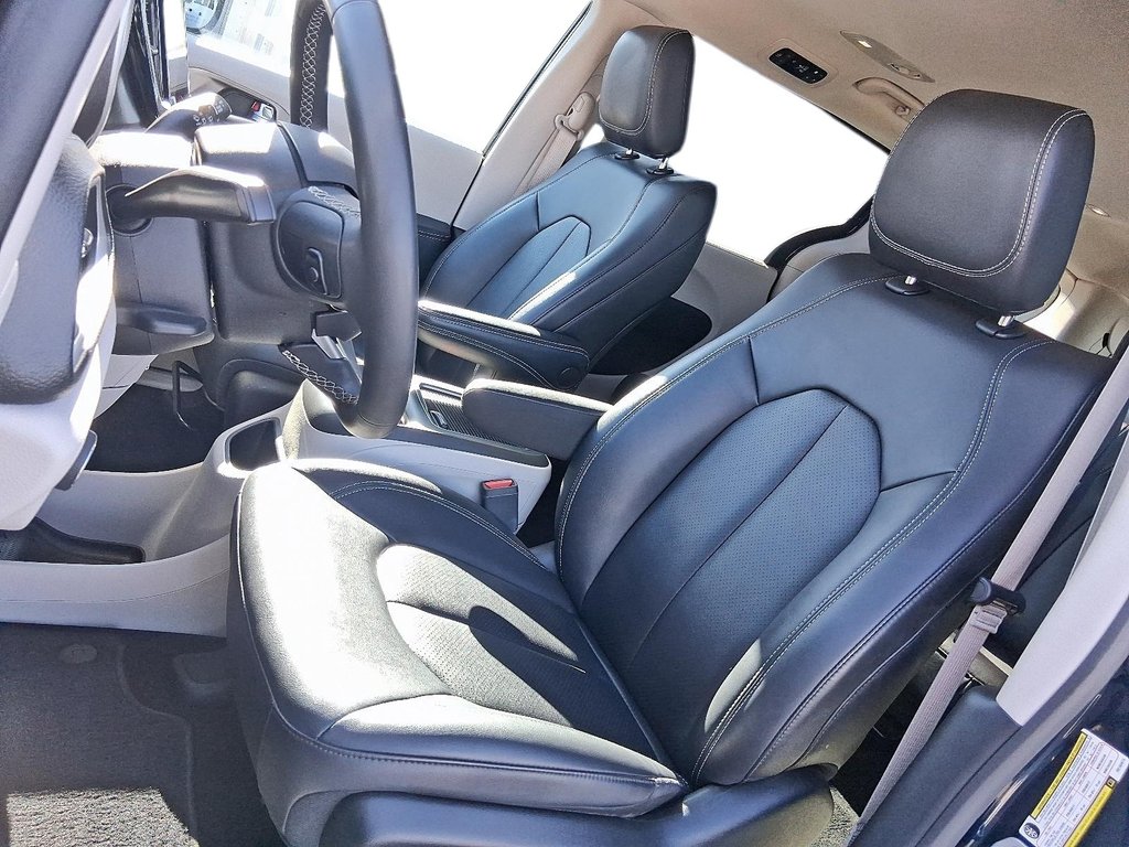 2024 Chrysler Pacifica Touring-L FWD in Stratford, Ontario - 8 - w1024h768px