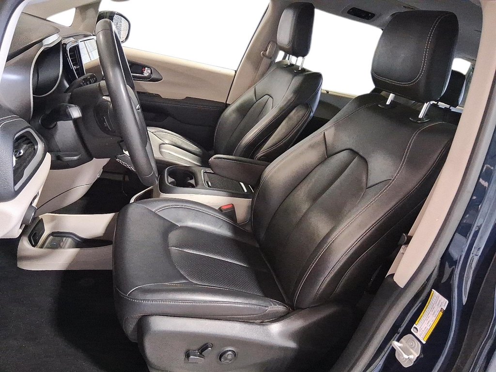 2024 Chrysler Pacifica Touring-L FWD in Stratford, Ontario - 9 - w1024h768px
