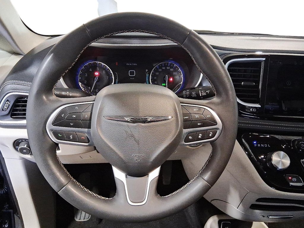 2024 Chrysler Pacifica Touring-L FWD in Stratford, Ontario - 14 - w1024h768px