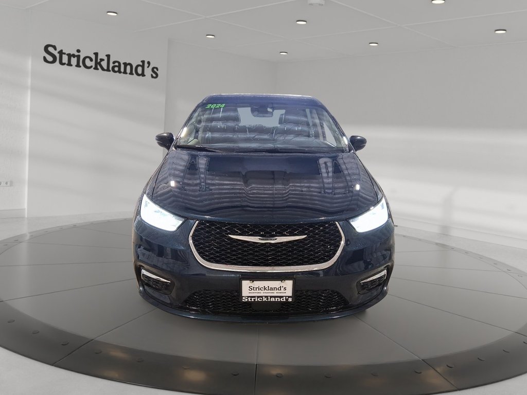 2024 Chrysler Pacifica Touring-L FWD in Stratford, Ontario - 2 - w1024h768px