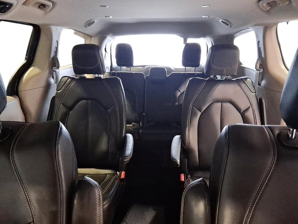 2024 Chrysler Pacifica Touring-L FWD in Stratford, Ontario - 11 - w1024h768px