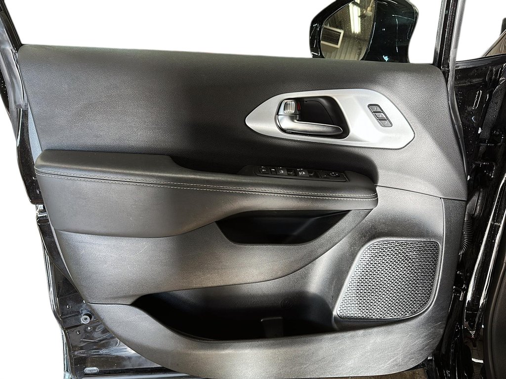 2024 Chrysler Pacifica Touring-L FWD in Stratford, Ontario - 10 - w1024h768px