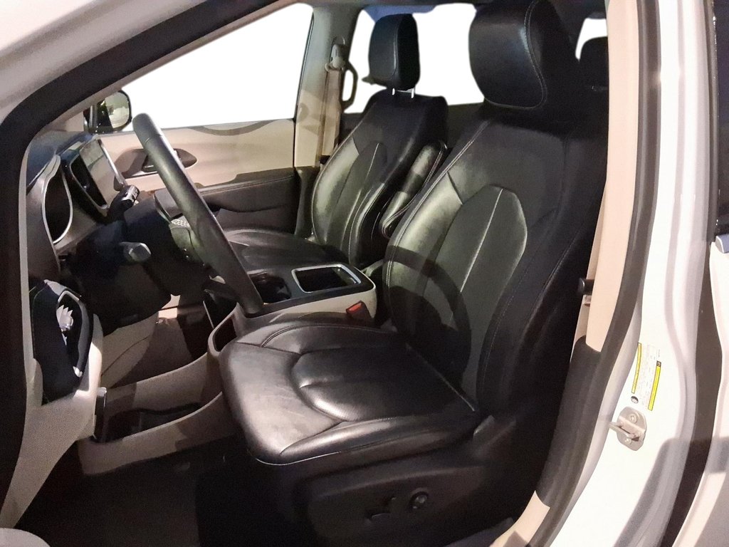 2024 Chrysler Pacifica Touring-L FWD in Stratford, Ontario - 8 - w1024h768px