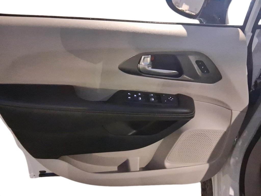 2024 Chrysler Pacifica Touring-L FWD in Stratford, Ontario - 12 - w1024h768px