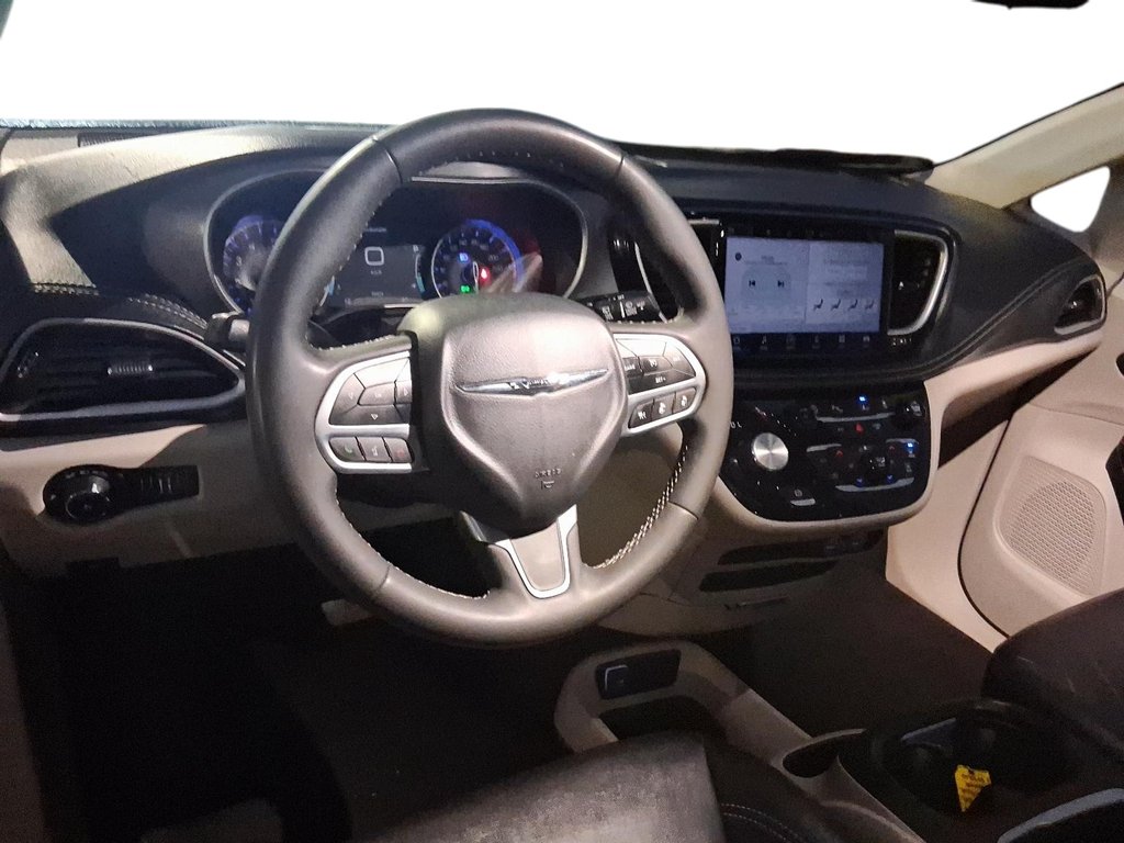 2024 Chrysler Pacifica Touring-L FWD in Stratford, Ontario - 11 - w1024h768px