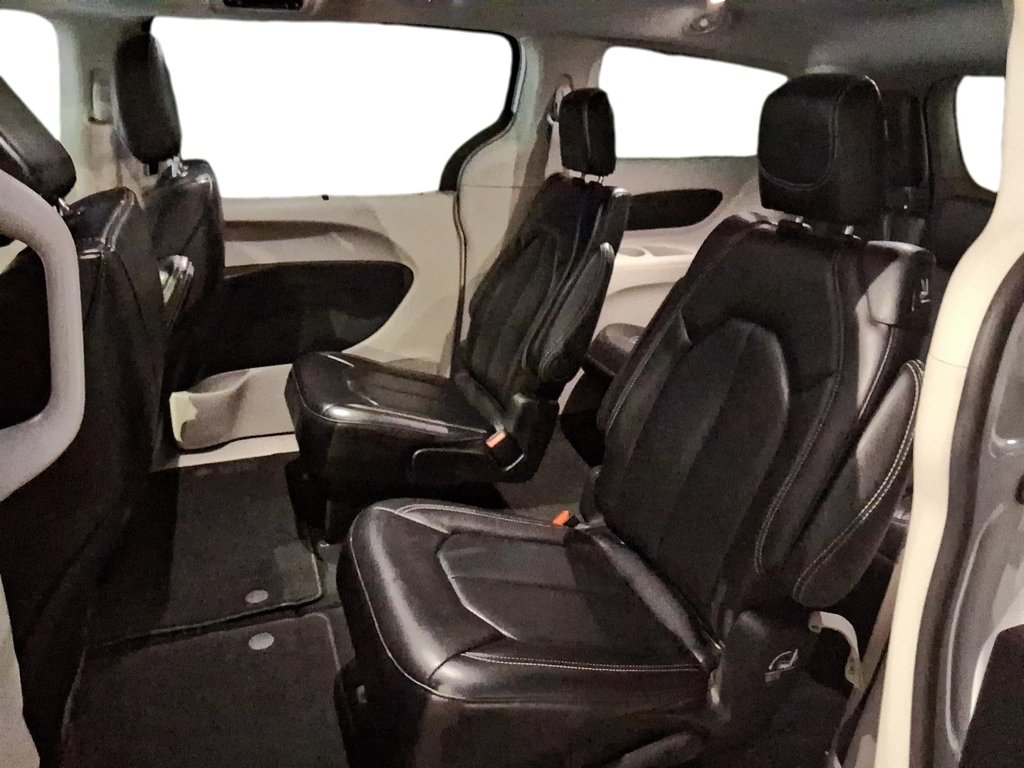 2024 Chrysler Pacifica Touring-L FWD in Stratford, Ontario - 9 - w1024h768px