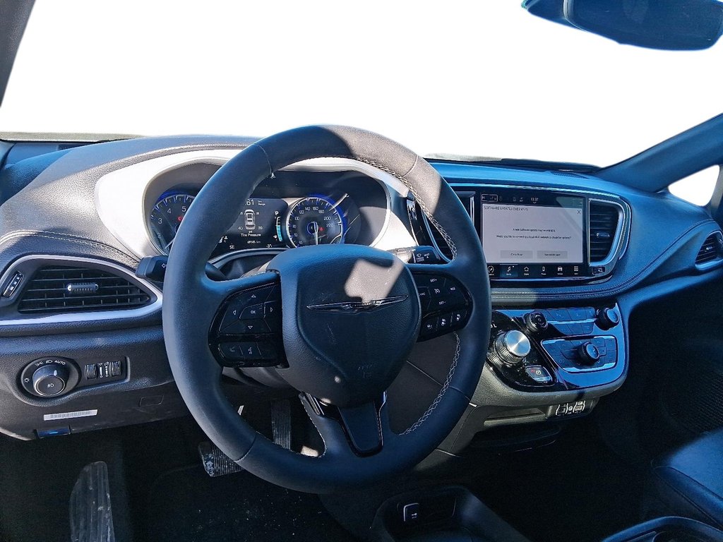 2024 Chrysler Pacifica Touring-L FWD in Stratford, Ontario - 11 - w1024h768px