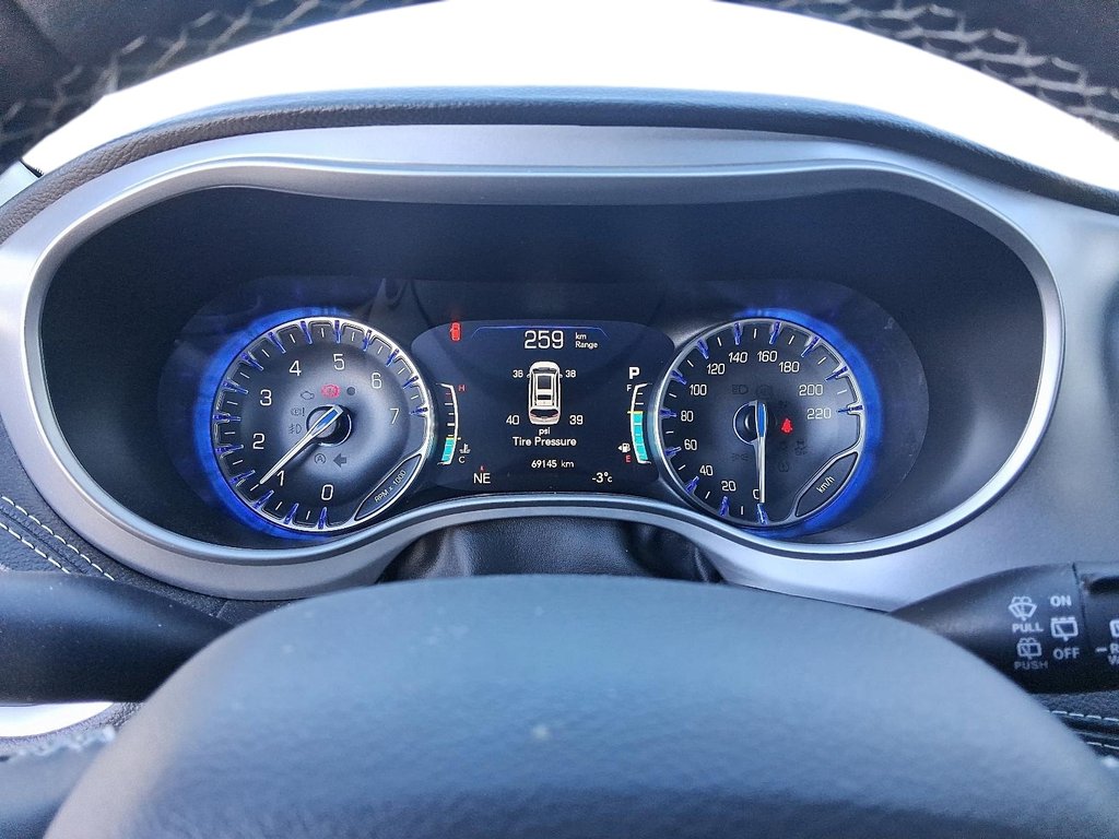 2024 Chrysler Pacifica Touring-L FWD in Stratford, Ontario - 15 - w1024h768px