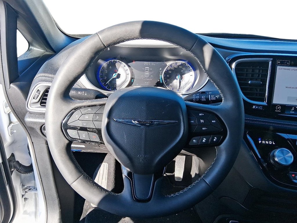 2024 Chrysler Pacifica Touring-L FWD in Stratford, Ontario - 13 - w1024h768px