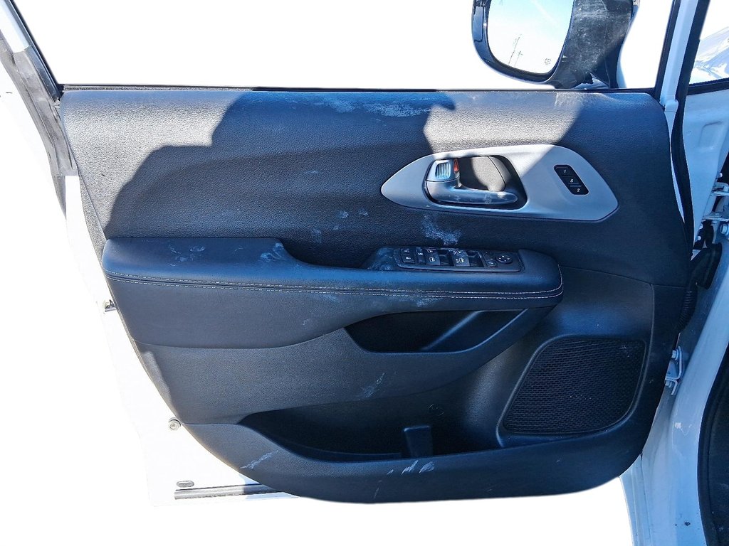 2024 Chrysler Pacifica Touring-L FWD in Stratford, Ontario - 12 - w1024h768px