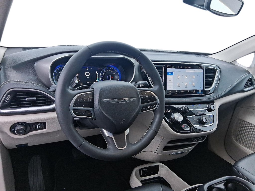 2024 Chrysler Pacifica Touring-L FWD in Stratford, Ontario - 11 - w1024h768px