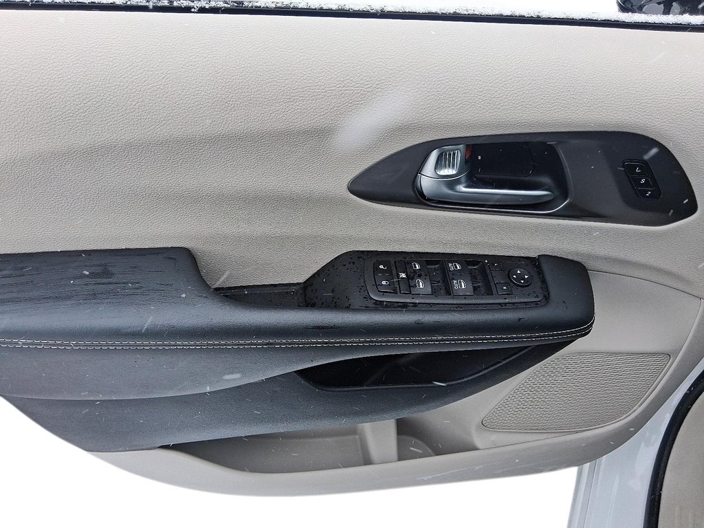 2024 Chrysler Pacifica Touring-L FWD in Stratford, Ontario - 12 - w1024h768px