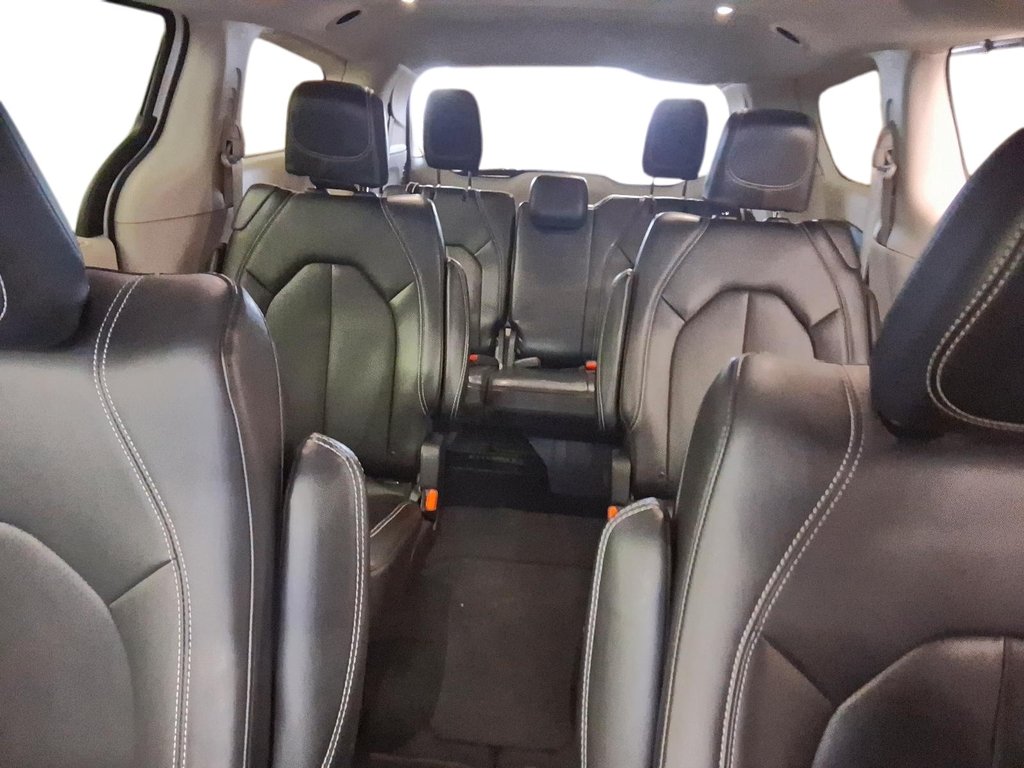 2024 Chrysler Pacifica Touring-L FWD in Stratford, Ontario - 10 - w1024h768px