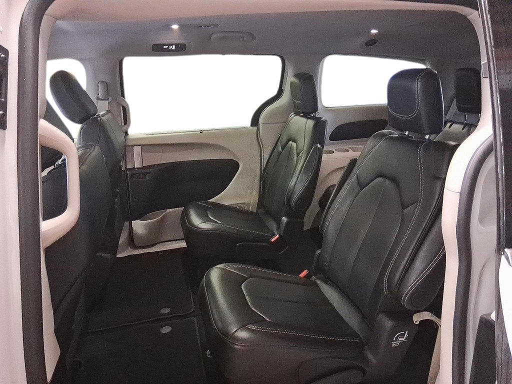 2024 Chrysler Pacifica Touring-L FWD in Stratford, Ontario - 9 - w1024h768px