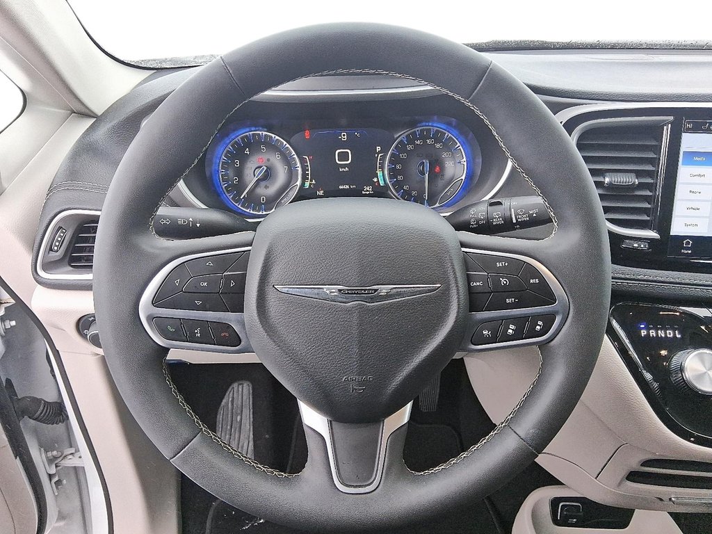 2024 Chrysler Pacifica Touring-L FWD in Stratford, Ontario - 13 - w1024h768px