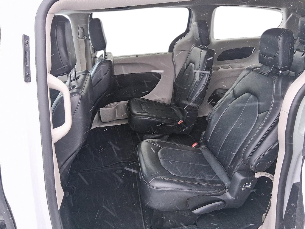 2024 Chrysler Pacifica Touring-L FWD in Stratford, Ontario - 9 - w1024h768px