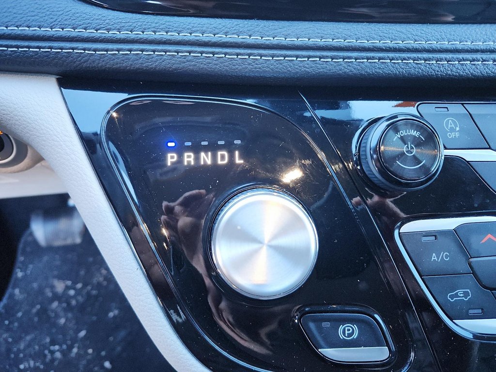 2024 Chrysler Pacifica Touring-L FWD in Stratford, Ontario - 15 - w1024h768px