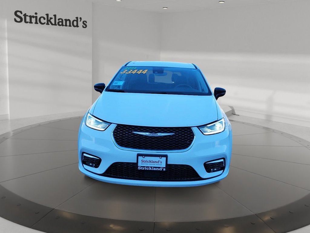 2024 Chrysler Pacifica Touring-L FWD in Stratford, Ontario - 2 - w1024h768px