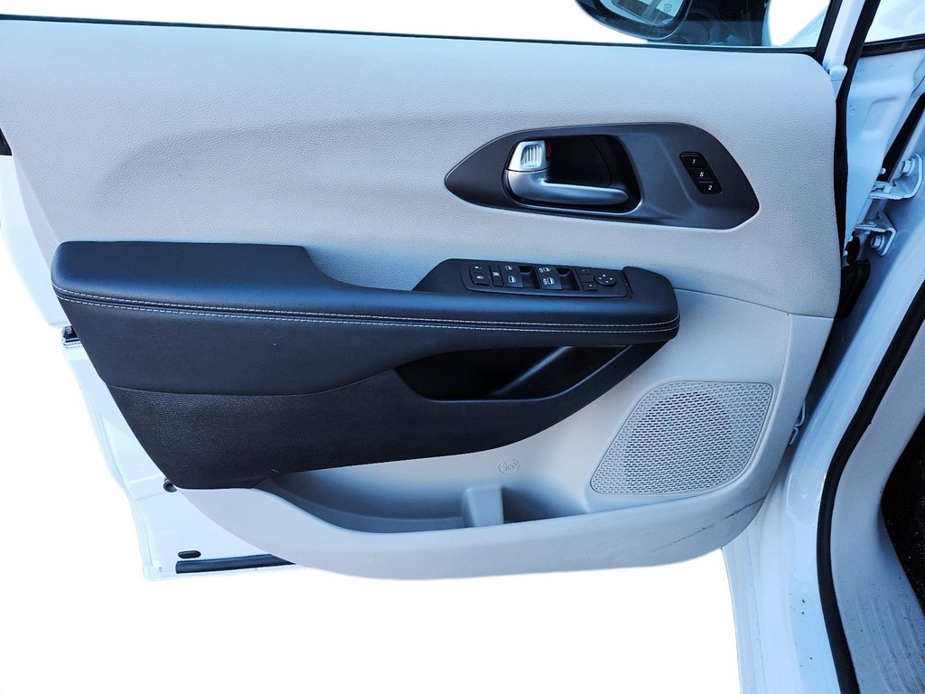 2024 Chrysler Pacifica Touring-L FWD in Stratford, Ontario - 11 - w1024h768px