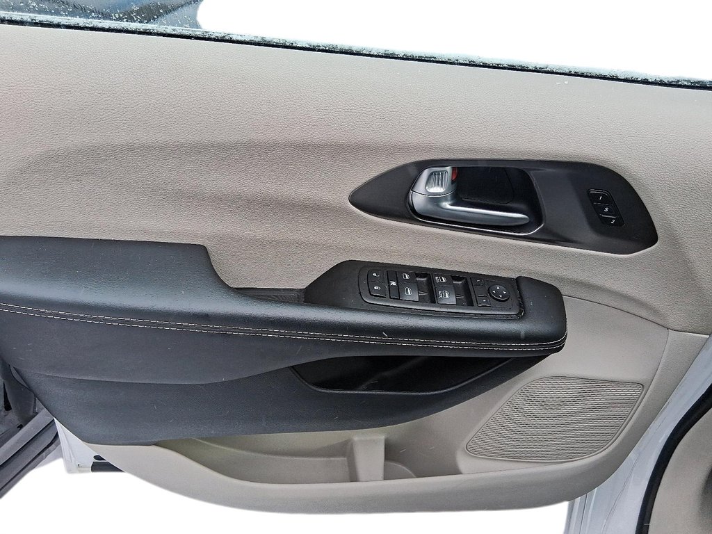 2024 Chrysler Pacifica Touring-L FWD in Stratford, Ontario - 12 - w1024h768px