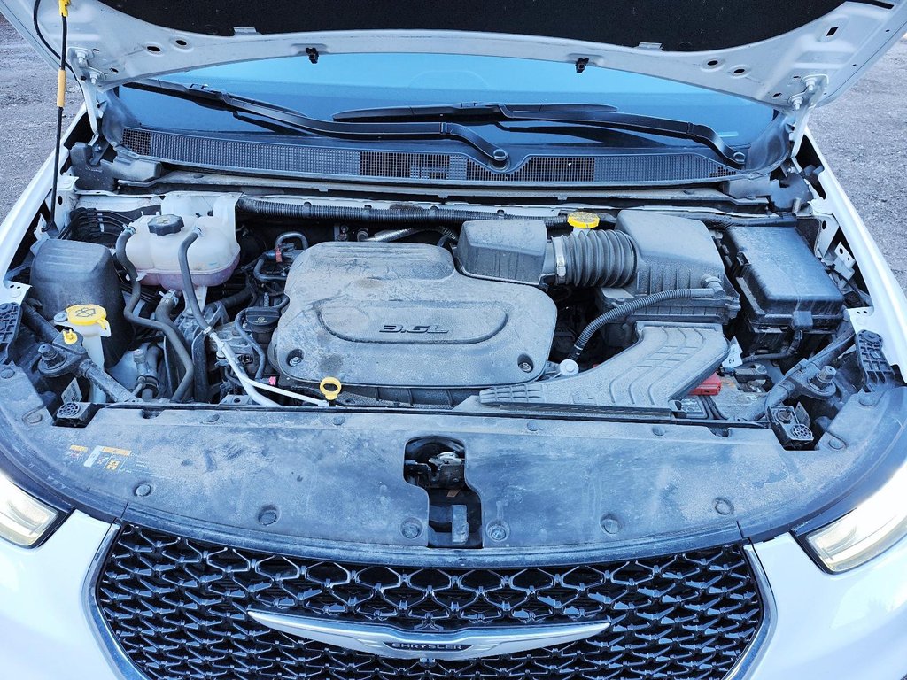 2024 Chrysler Pacifica Touring-L FWD in Stratford, Ontario - 8 - w1024h768px