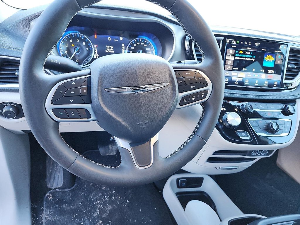 2024 Chrysler Pacifica Touring-L FWD in Stratford, Ontario - 12 - w1024h768px