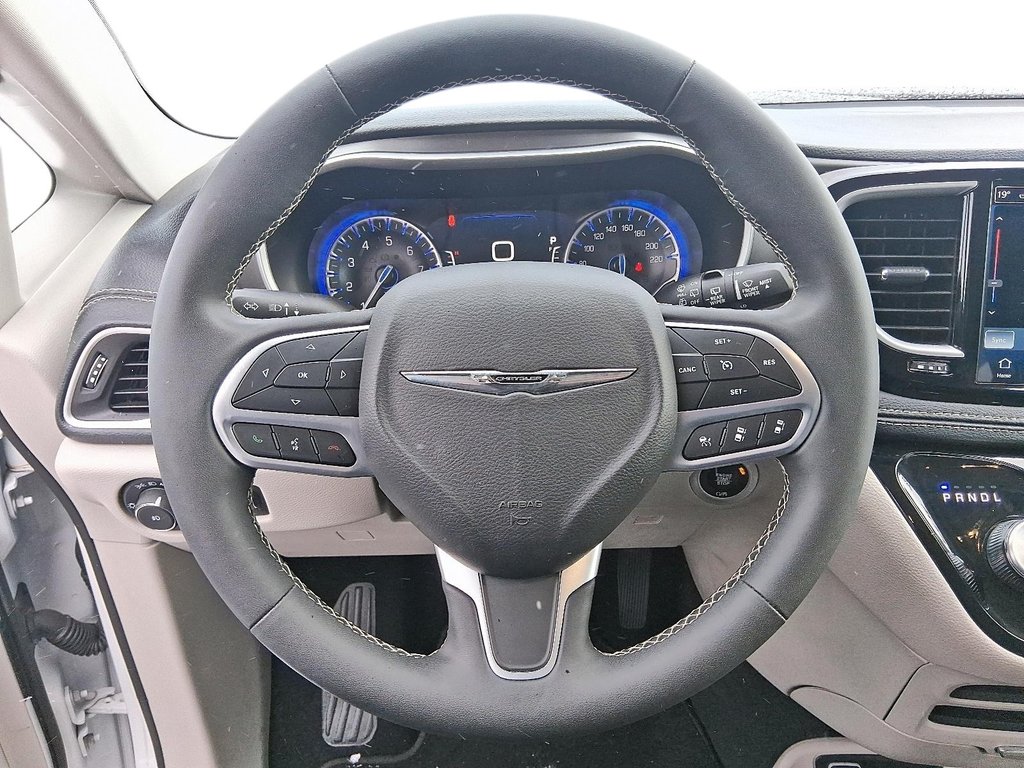 2024 Chrysler Pacifica Touring-L FWD in Stratford, Ontario - 13 - w1024h768px