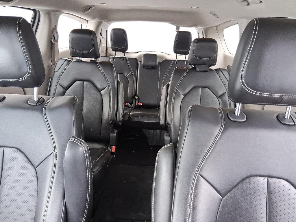 2024 Chrysler Pacifica Touring-L FWD in Stratford, Ontario - 10 - w1024h768px