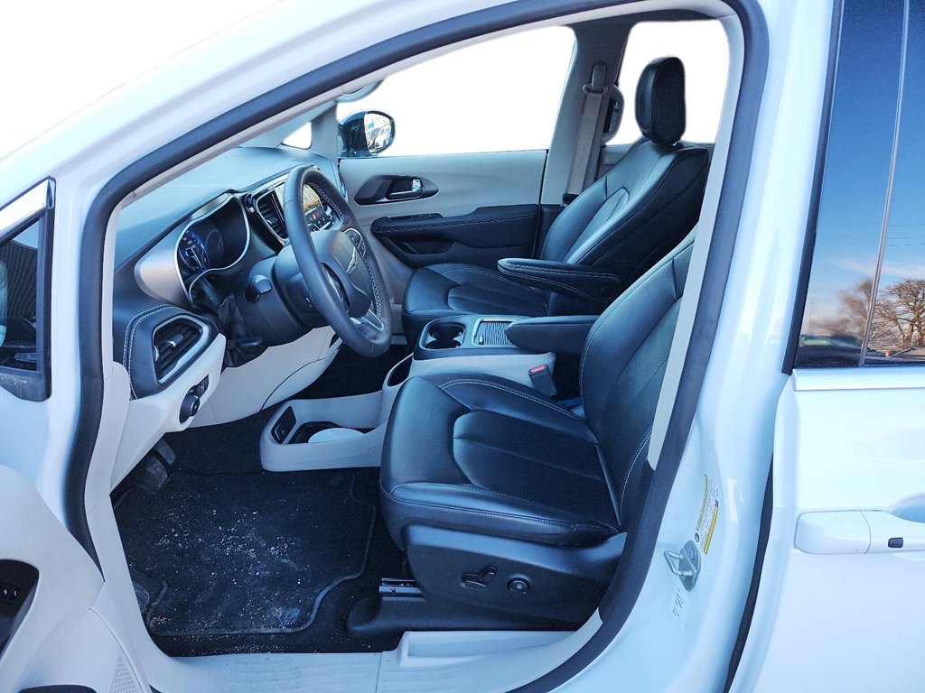 2024 Chrysler Pacifica Touring-L FWD in Stratford, Ontario - 9 - w1024h768px
