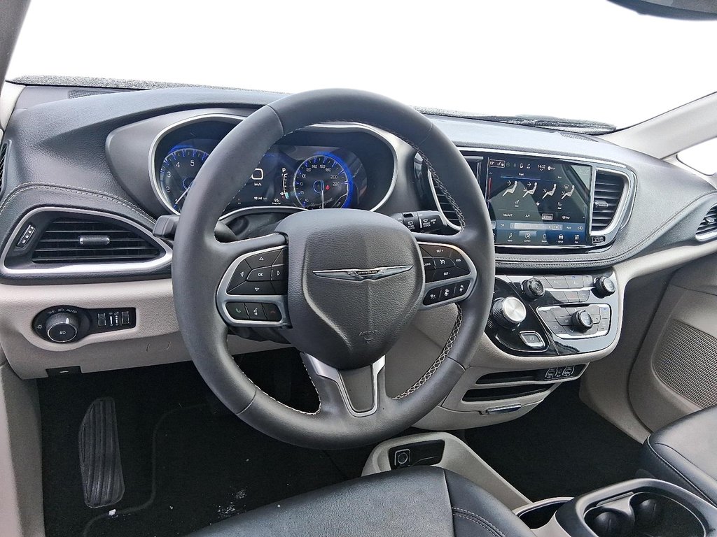2024 Chrysler Pacifica Touring-L FWD in Stratford, Ontario - 11 - w1024h768px