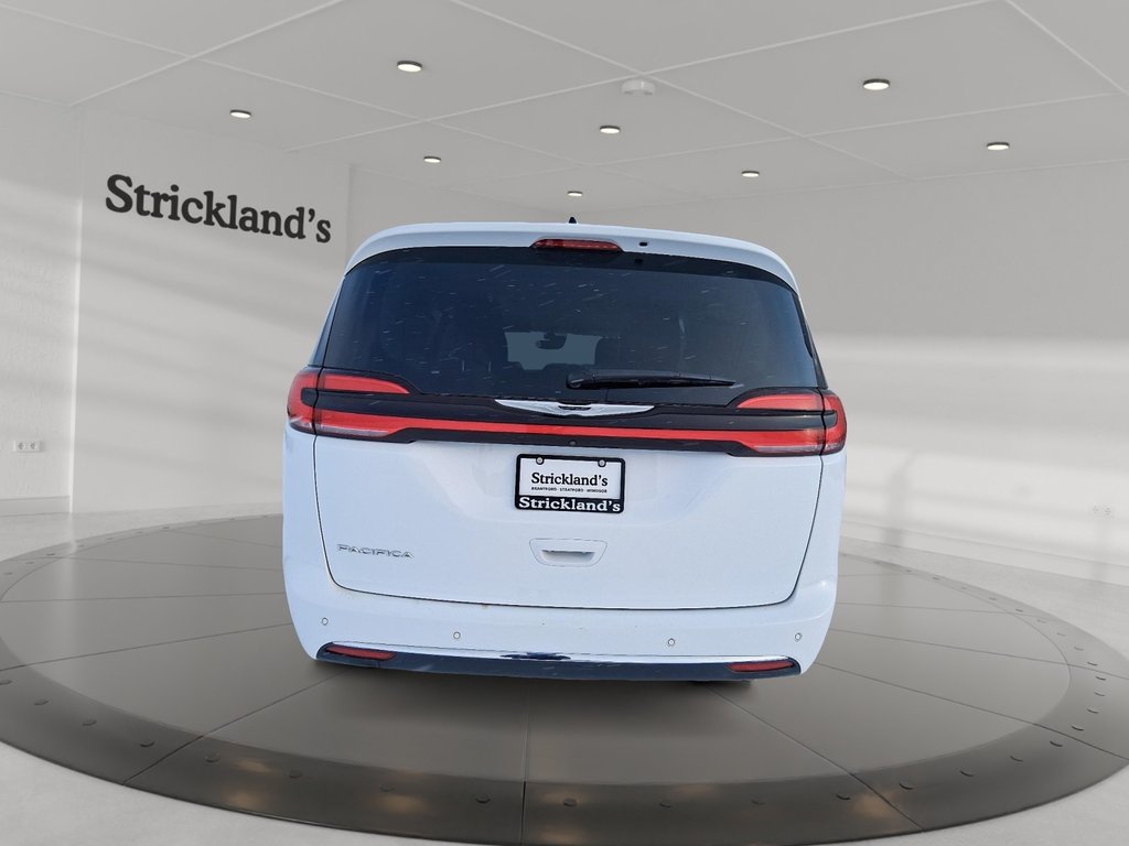 2024 Chrysler Pacifica Touring-L FWD in Stratford, Ontario - 3 - w1024h768px