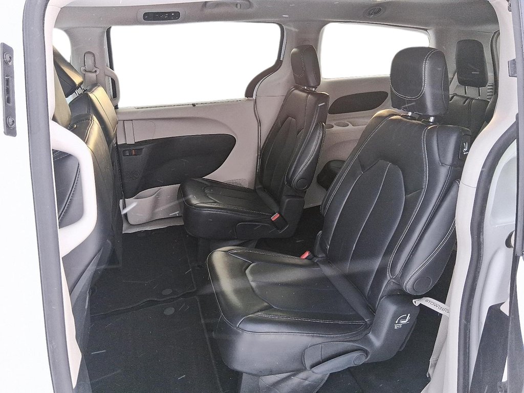 2024 Chrysler Pacifica Touring-L FWD in Stratford, Ontario - 9 - w1024h768px