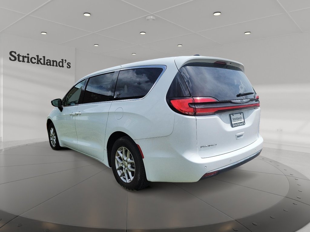 2024 Chrysler Pacifica Touring-L FWD in Stratford, Ontario - 4 - w1024h768px