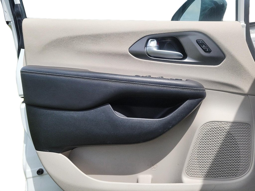 2024 Chrysler Pacifica Touring-L FWD in Stratford, Ontario - 10 - w1024h768px