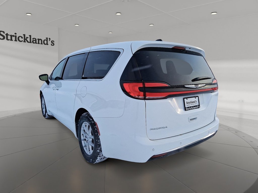 2024 Chrysler Pacifica Touring-L FWD in Stratford, Ontario - 4 - w1024h768px