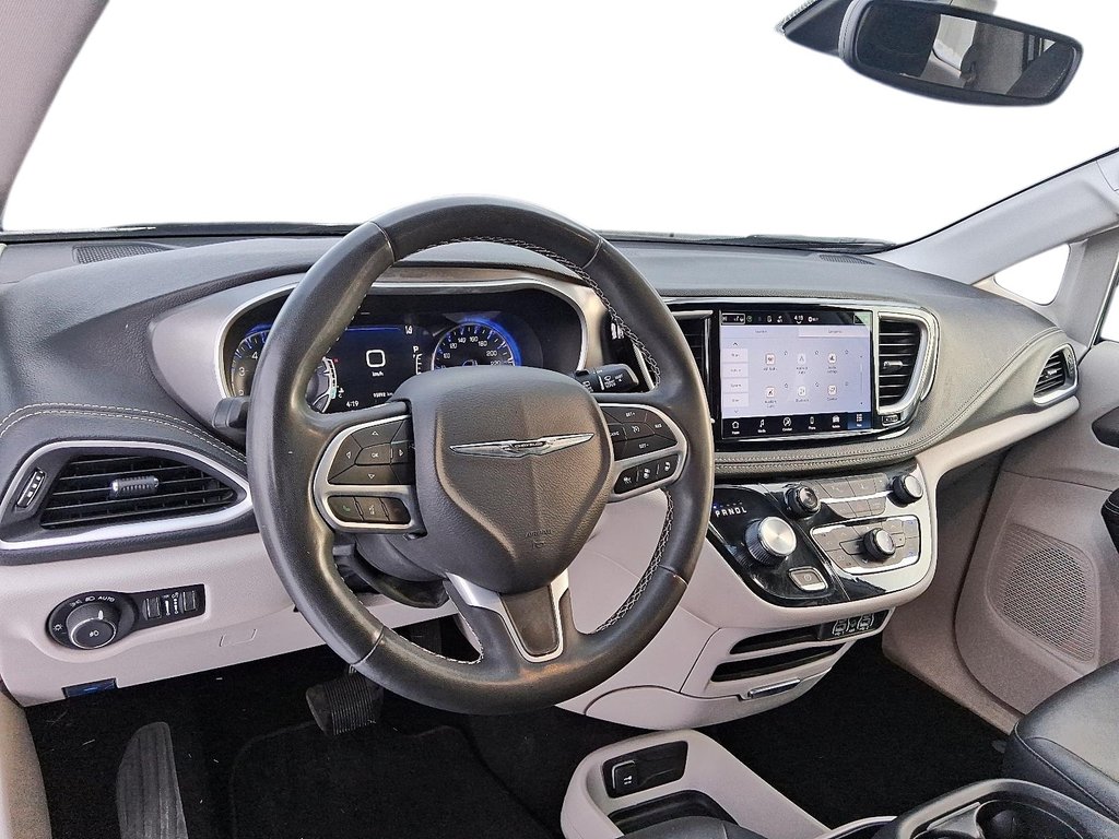 2024 Chrysler Pacifica Touring-L FWD in Stratford, Ontario - 11 - w1024h768px