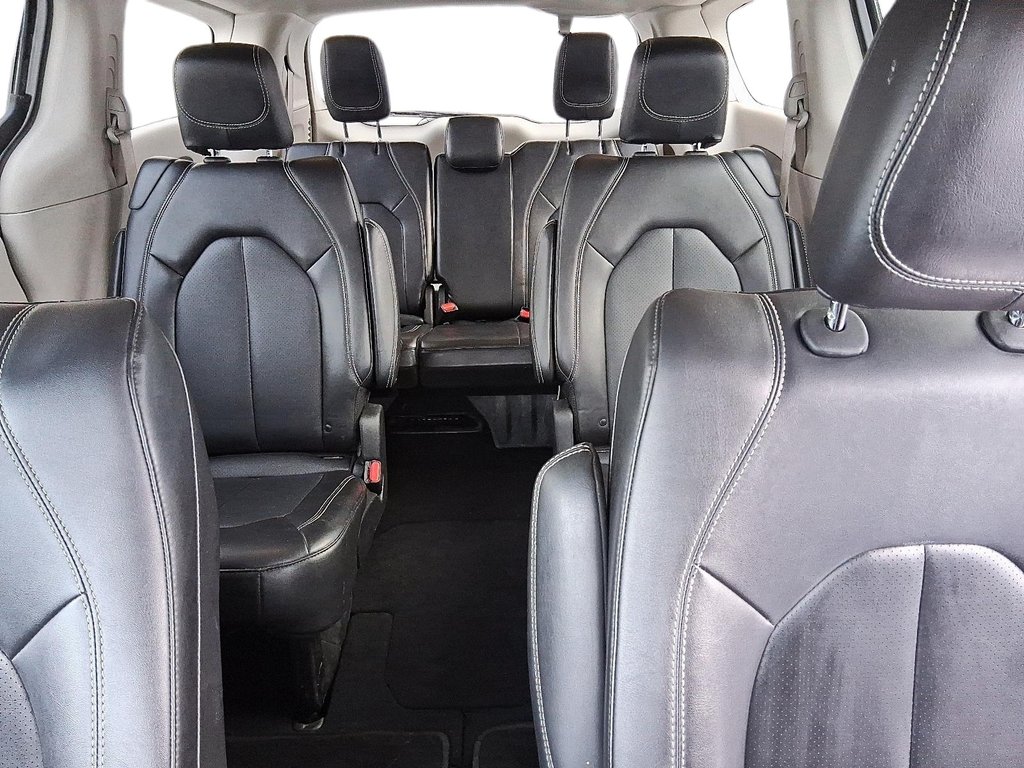 2024 Chrysler Pacifica Touring-L FWD in Stratford, Ontario - 10 - w1024h768px