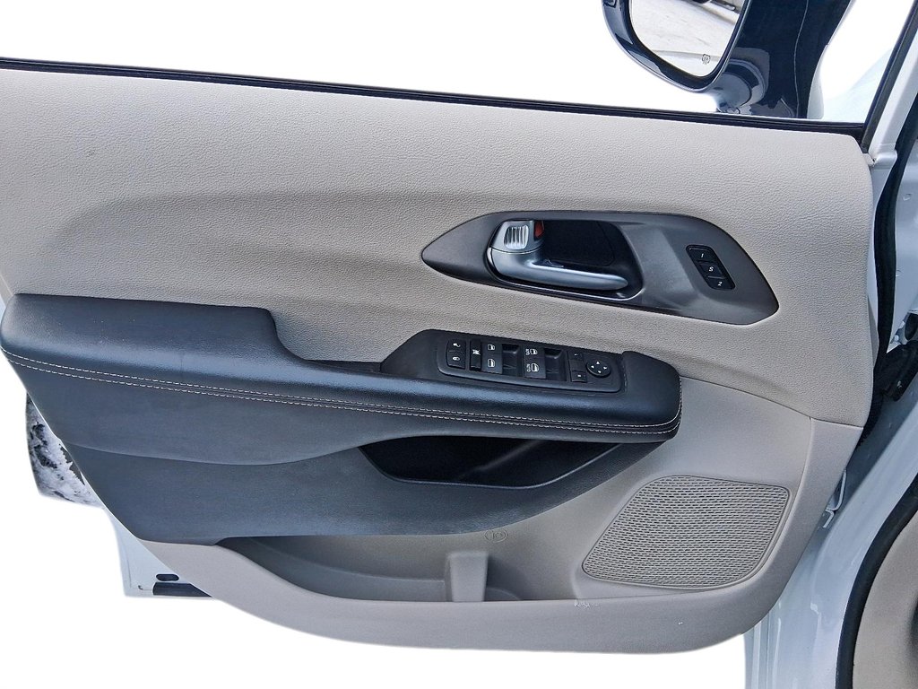 2024 Chrysler Pacifica Touring-L FWD in Stratford, Ontario - 12 - w1024h768px