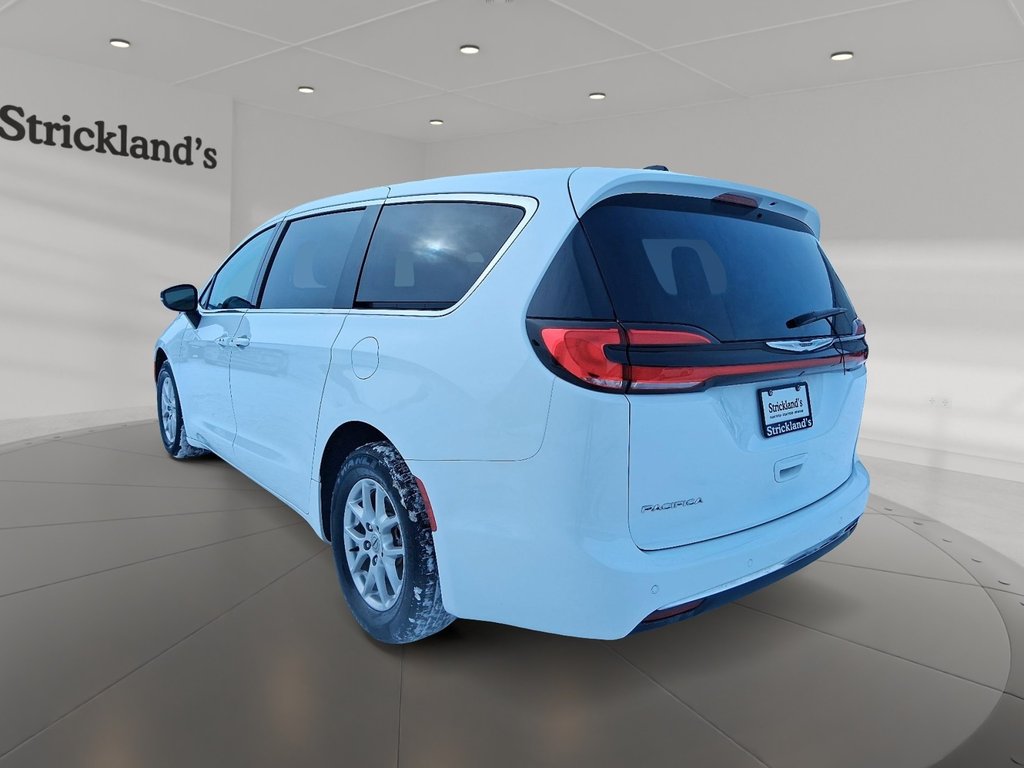 2024 Chrysler Pacifica Touring-L FWD in Stratford, Ontario - 4 - w1024h768px