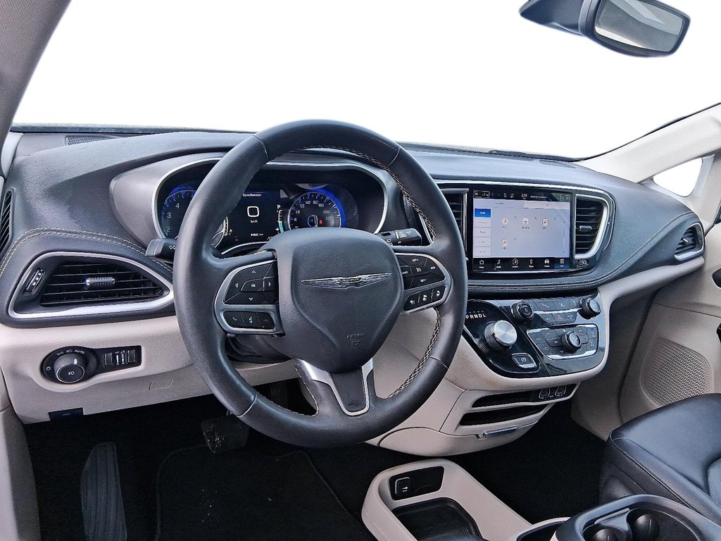 2024 Chrysler Pacifica Touring-L FWD in Stratford, Ontario - 11 - w1024h768px