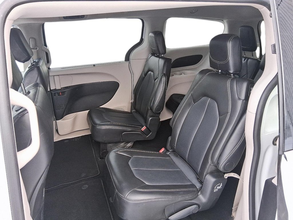 2024 Chrysler Pacifica Touring-L FWD in Stratford, Ontario - 9 - w1024h768px