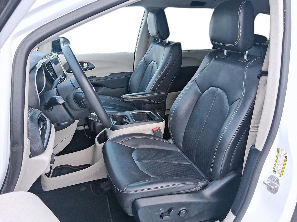 2024 Chrysler Pacifica Touring-L FWD in Stratford, Ontario - 8 - w1024h768px